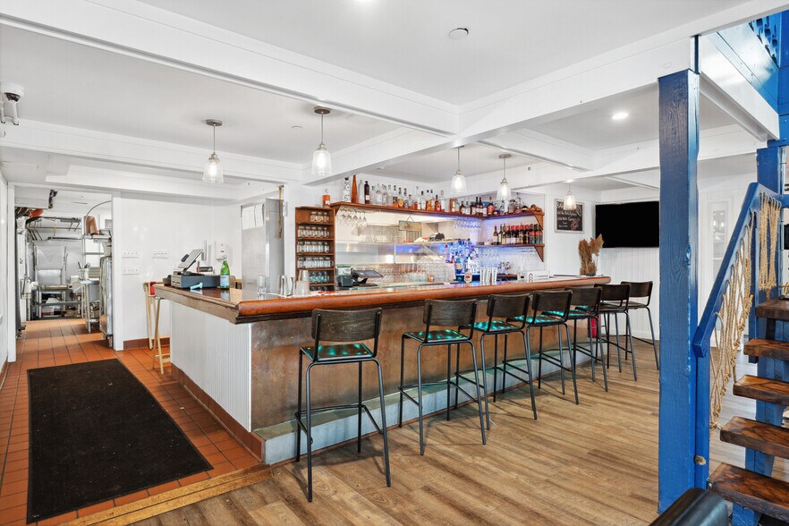 More Photos Of 5 Inlet Rd W, Southampton Restaurant For Lease