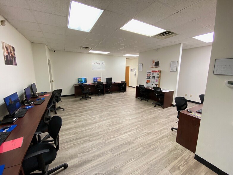 More Photos Of 2112 N Bolton Ave, Alexandria Service For Sale