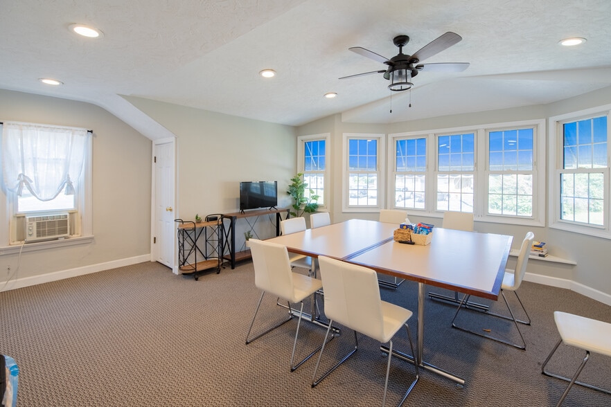 More Photos Of 4154 Crescent Dr, Saint Louis Office For Sale