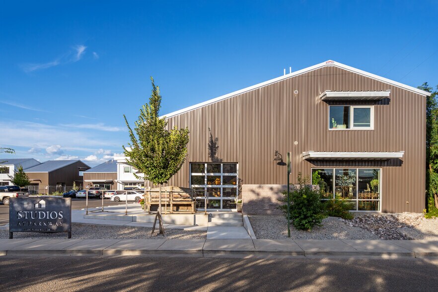 More Photos Of 1189 Parkway Dr, Santa Fe Showroom For Sale