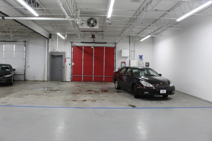 More Photos Of 6820-6848 Washington Ave S, Eden Prairie Showroom For Lease