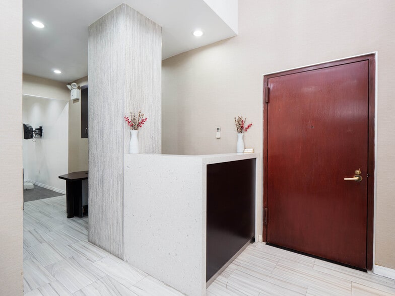 More Photos Of 130 E 63rd St, New York Apartments For Sale