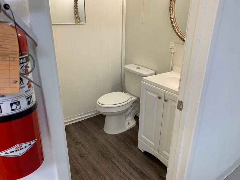 More Photos Of 3701-3707 Cahuenga Blvd, Studio City Storefront Retail Residential For Lease