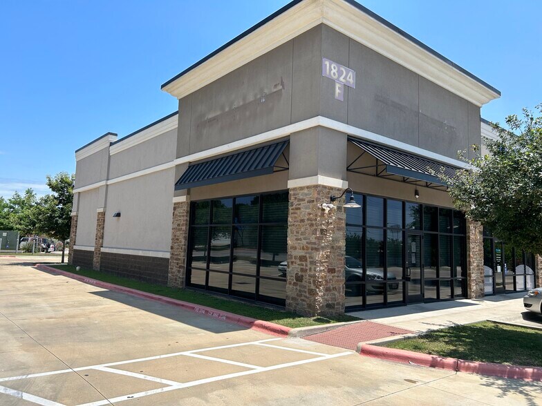 More Photos Of 1824 W Slaughter Ln, Austin Freestanding For Lease