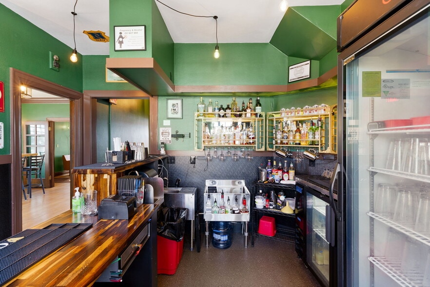 More Photos Of 883 SW Church St, Dallas Restaurant For Sale