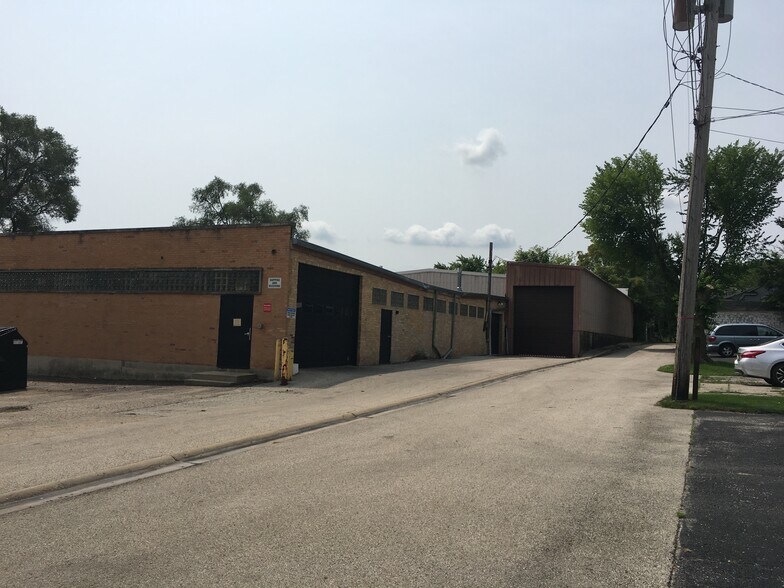 More Photos Of 325 N 4th St, Libertyville Industrial For Sale