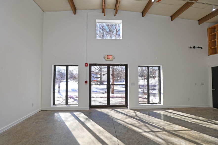 More Photos Of 9 Hanna Ln, Beacon Warehouse For Lease