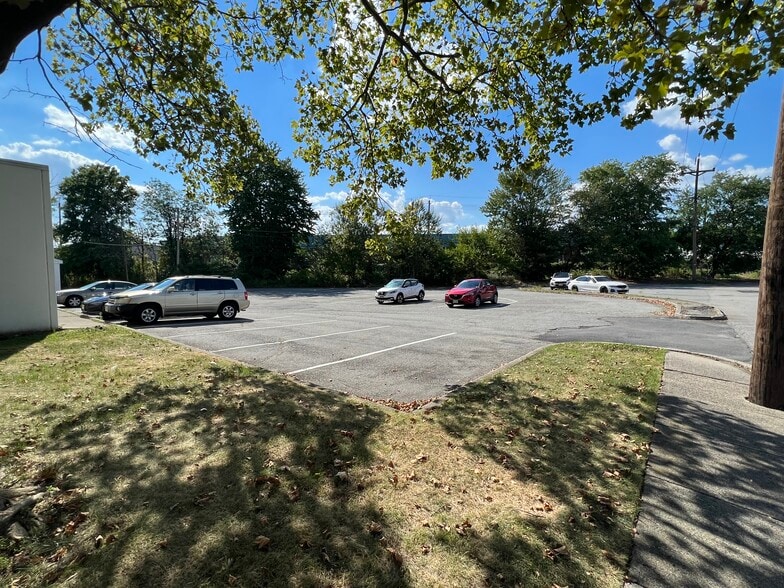 More Photos Of 199 Scoles Ave, Clifton Specialty For Lease