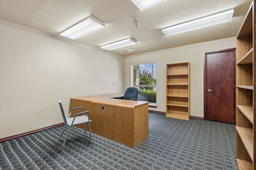 More Photos Of 2933 S Bryant Ave, Edmond Office For Sale