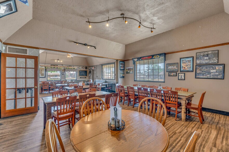 More Photos Of 601 Arizona Ave, Holton General Retail For Sale