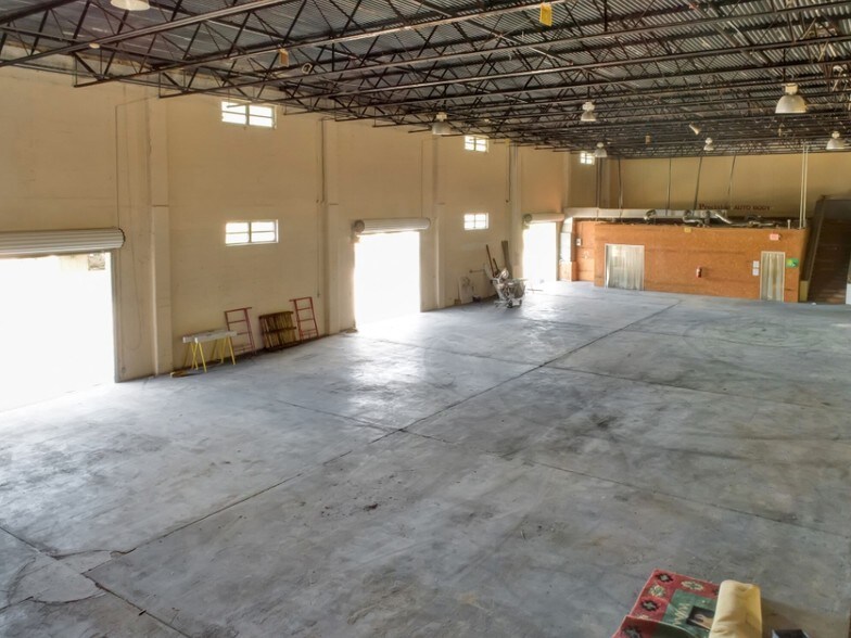 More Photos Of 110-112 W Interlake Blvd, Lake Placid Warehouse For Sale