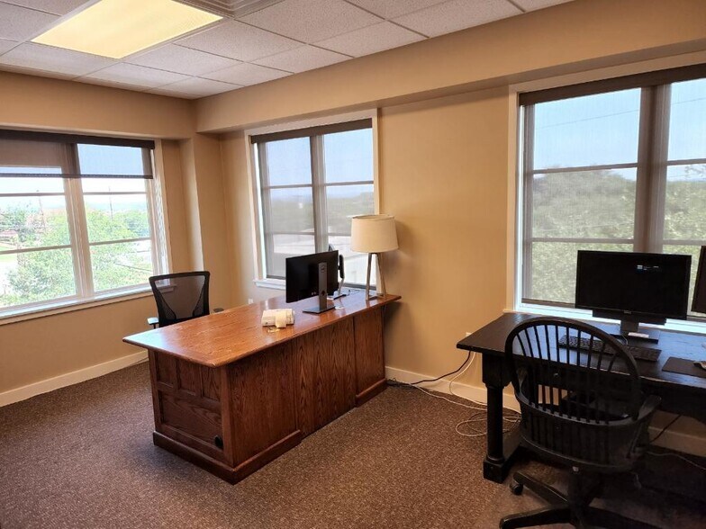 More Photos Of 401 Ranch Road 620 S, Lakeway Medical For Sale