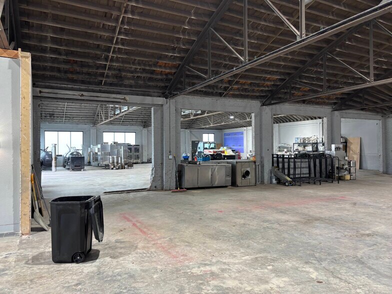 More Photos Of 9101 N Western Ave, Oklahoma City Showroom For Lease