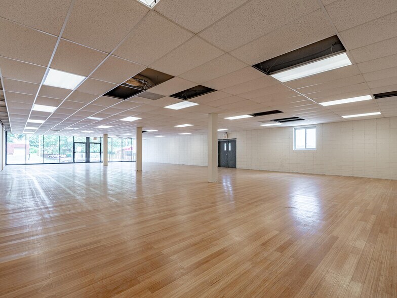 More Photos Of 8322-8330 Olive Blvd, Saint Louis Storefront For Lease