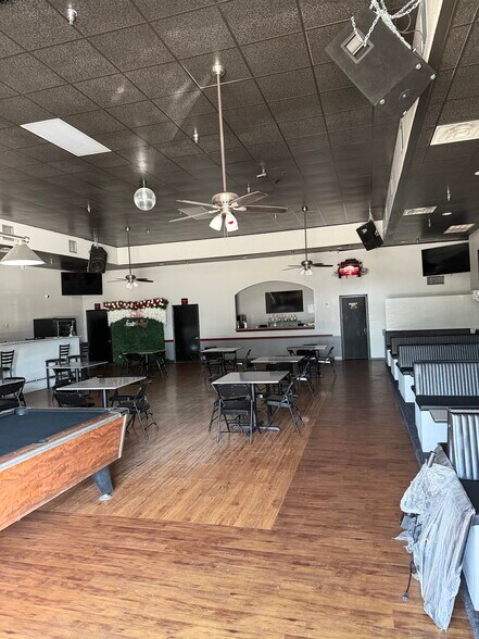 More Photos Of 140 Collins Rd, Richmond Storefront For Lease