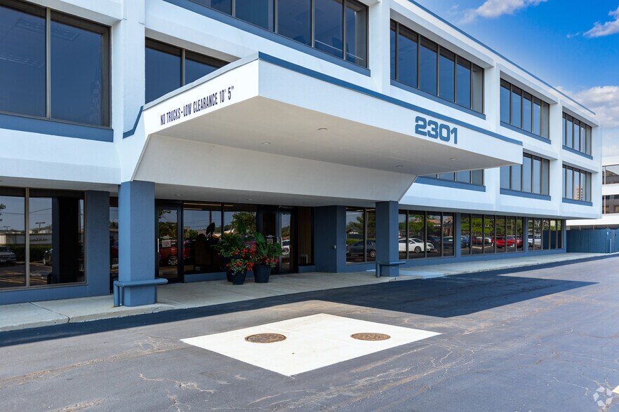 More Photos Of 2301 W 22nd St, Oak Brook Office For Lease