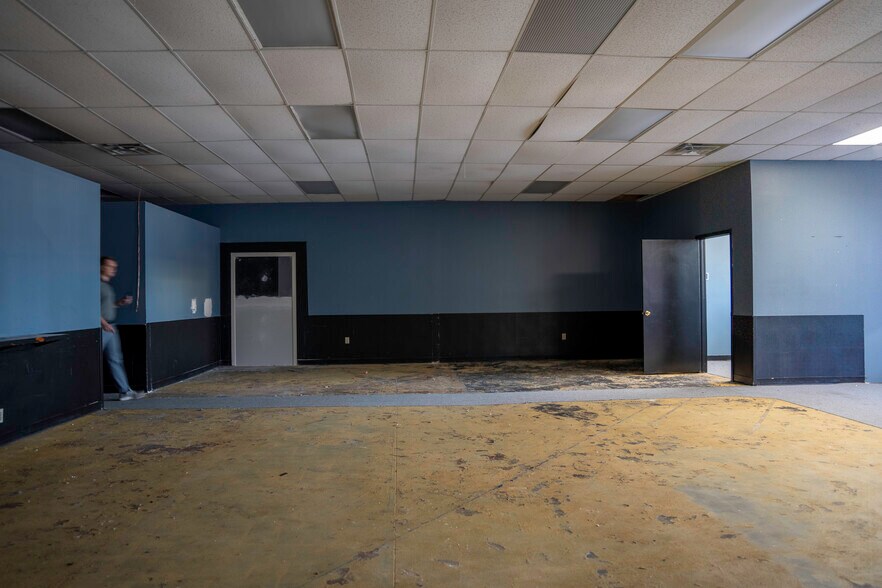 More Photos Of 1002-1010 NW Radial Hwy, Omaha Unknown For Lease