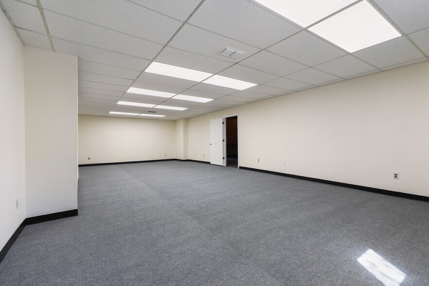 More Photos Of 202 Maple St, Farmersville Showroom For Sale