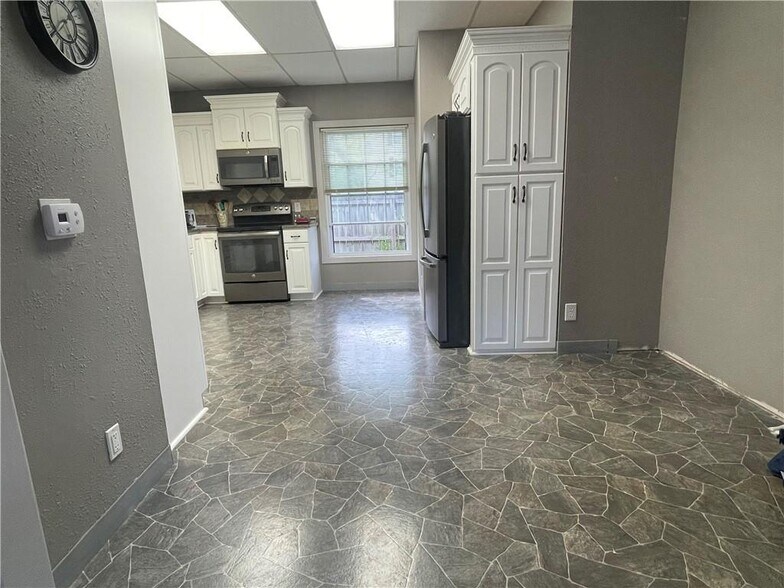 More Photos Of 605 Baptiste Dr, Paola Storefront Retail Residential For Sale