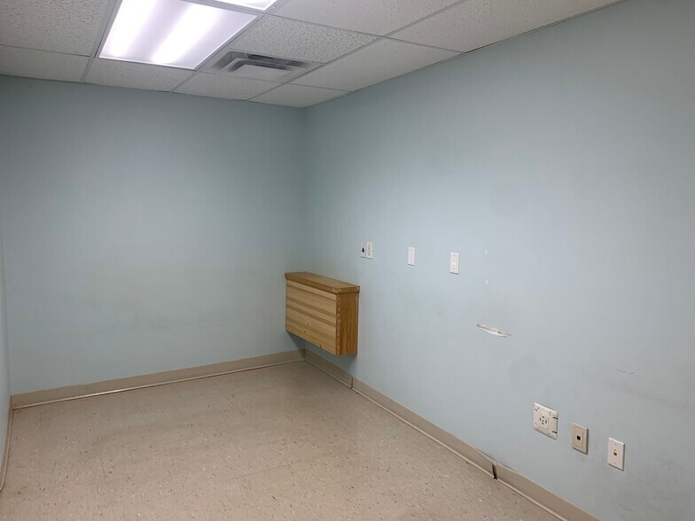 More Photos Of 356-358 Main St E, Hamilton Storefront Retail Residential For Lease
