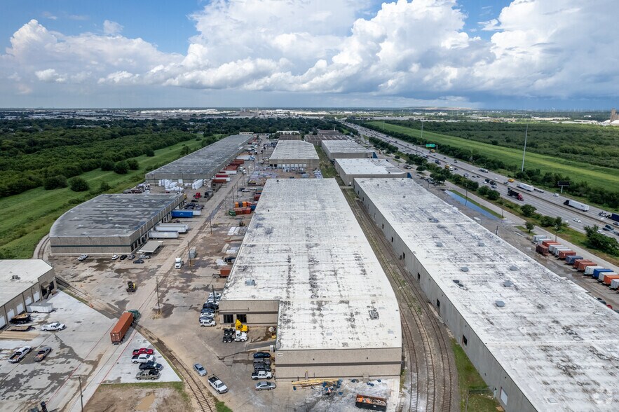 More Photos Of 1825 Turning Basin Dr, Houston Unknown For Lease