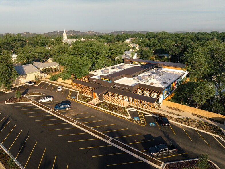 More Photos Of 206 N Milam St, Fredericksburg General Retail For Lease