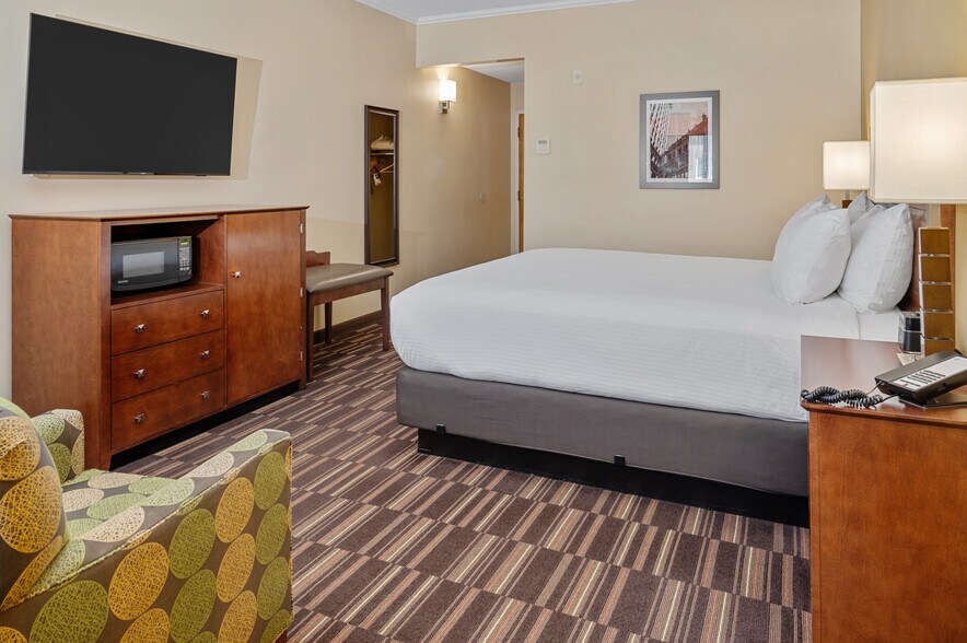 More Photos Of 1450 E Wooster St, Bowling Green Hotel For Sale