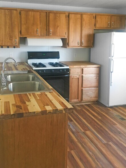 More Photos Of 910 Memorial Dr, Cortez Manufactured Housing Mobile Home Park For Sale