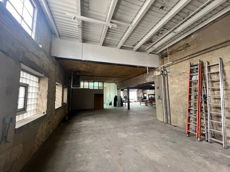 More Photos Of 1032-1038 12th Ave, Grafton Flex For Lease