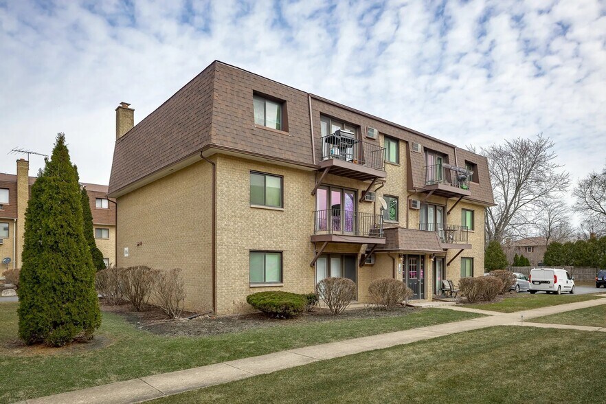 More Photos Of 106 Olesen Dr, Naperville Apartments For Sale