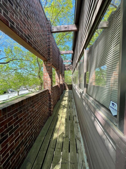 More Photos Of 5440 N Oak Tfwy, Kansas City Office For Sale