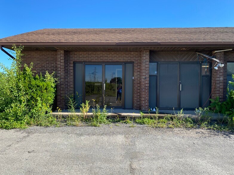 More Photos Of 3909 Witmer Rd, Niagara Falls Freestanding For Lease