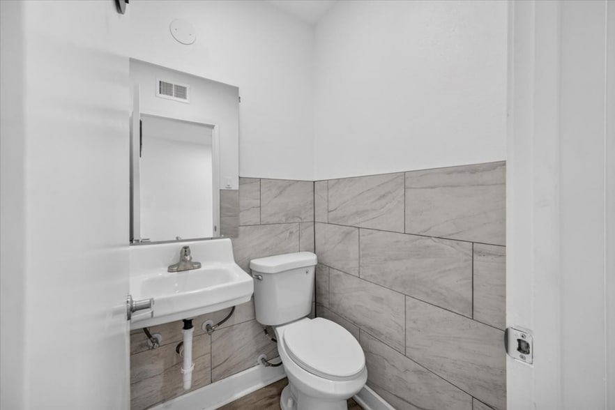 More Photos Of 28-40 E Minarets Ave, Pinedale Medical For Lease