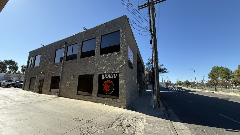 More Photos Of 18356 Oxnard St, Tarzana Light Distribution For Lease