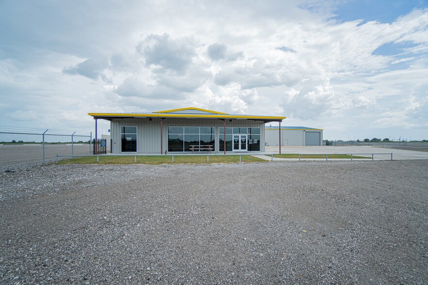 More Photos Of 7044 Interstate 10, Sealy Distribution For Sale