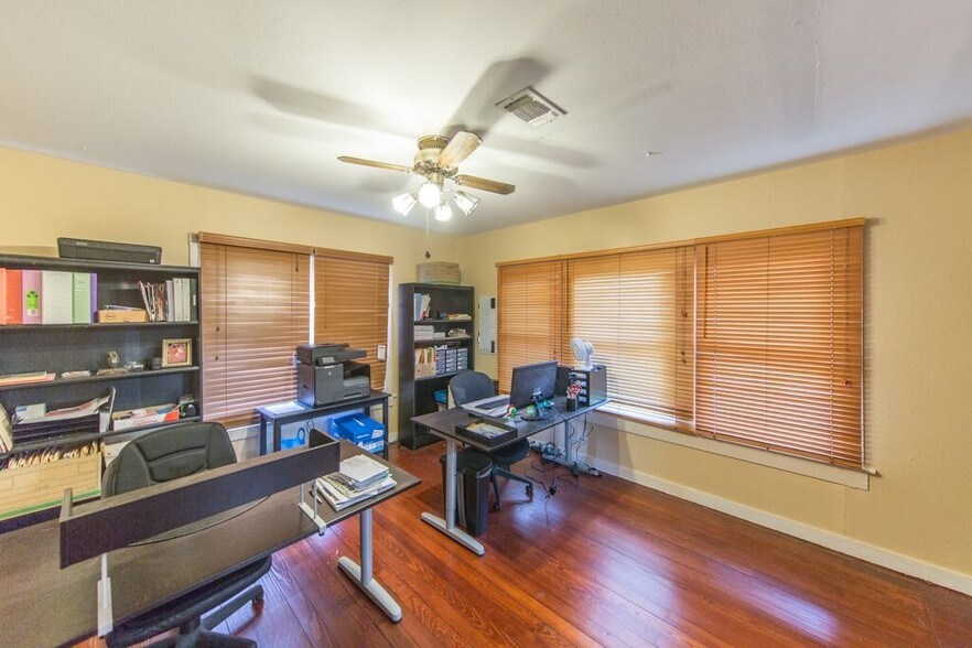 More Photos Of 1502 Main St, Seabrook Office Residential For Lease