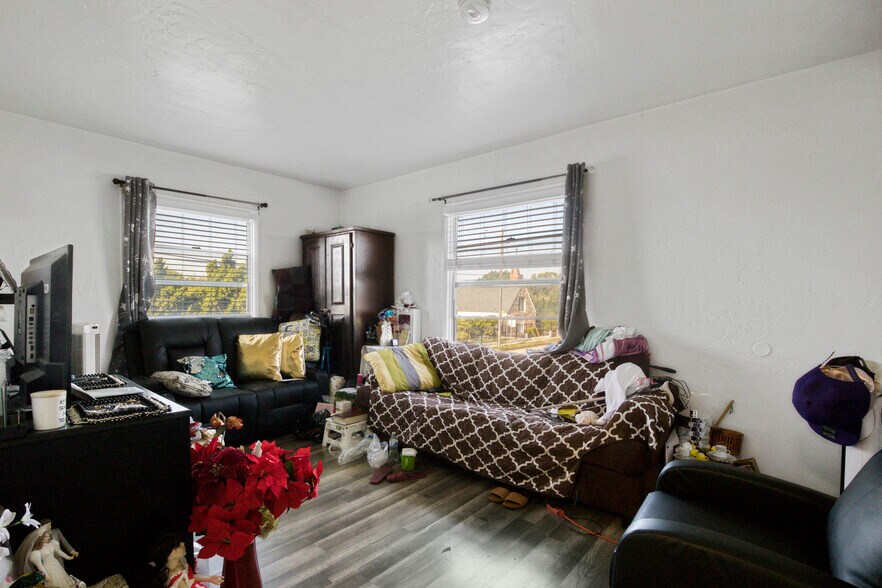 More Photos Of 300 E 55th St, Los Angeles Apartments For Sale