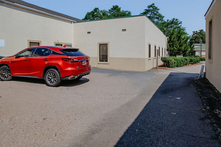More Photos Of 670 SW Broad St, Southern Pines Office For Lease