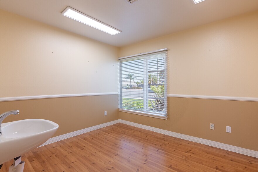 More Photos Of 19361 Beach Blvd, Huntington Beach Medical For Lease