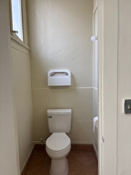 More Photos Of 327 S Western Ave, Los Angeles Storefront For Lease