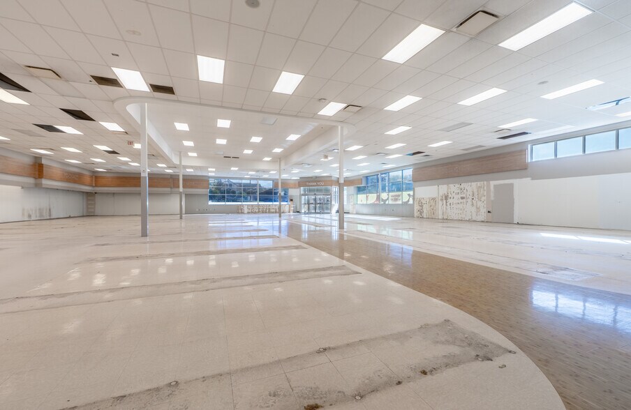 More Photos Of 705 W High Ave, New Philadelphia Drugstore For Lease