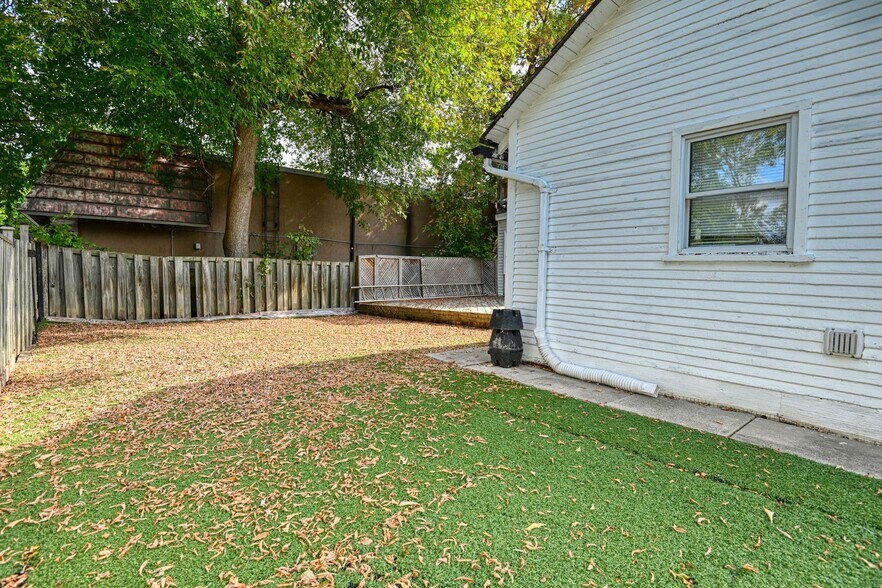 More Photos Of 37 Dundas St W, Mississauga Storefront Retail Residential For Sale