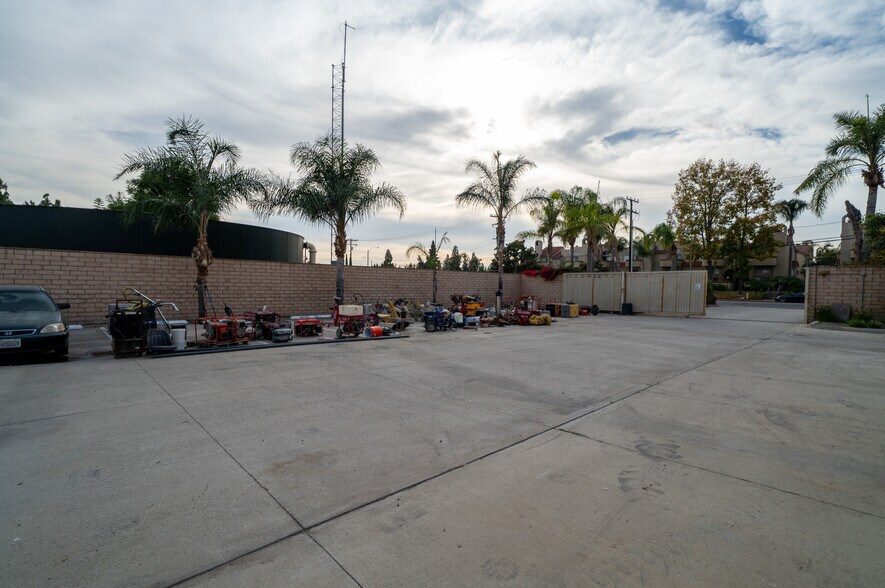 More Photos Of 2023 S Bon View Ave, Ontario Contractor Storage Yard For Sale