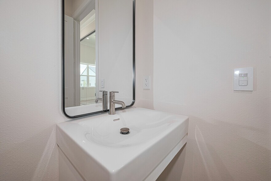 More Photos Of 1325 Main St, Katy Office Residential For Lease