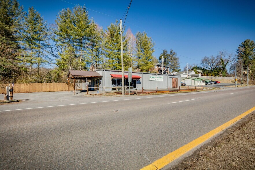 More Photos Of 710 Volunteer Pky, Bristol Storefront Retail Office For Sale