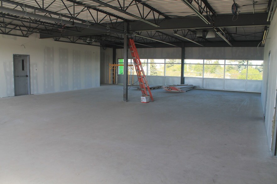 More Photos Of 11320-11326 119 St NW, Edmonton Showroom For Lease