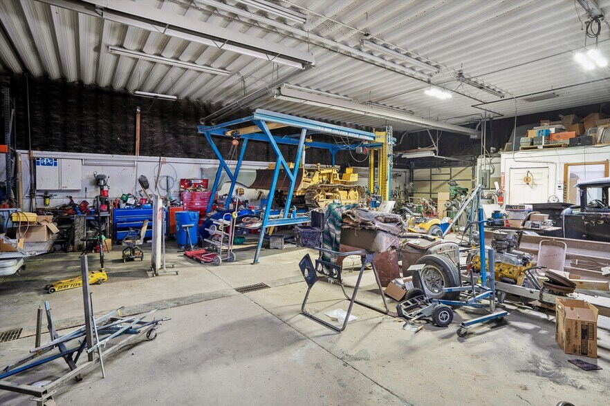 More Photos Of 215 S Division St, Stuart Warehouse For Lease