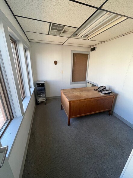 More Photos Of 105 N 9th Ave, Evansville Warehouse For Sale