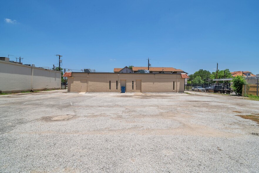 More Photos Of 1712 Buena Vista St, San Antonio Medical For Lease