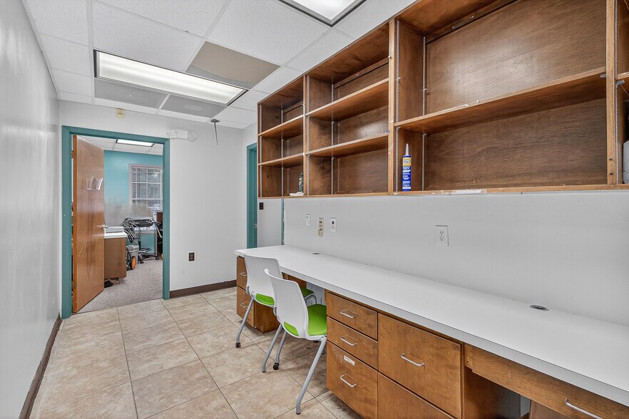 More Photos Of 1500 N Pace Blvd, Pensacola Freestanding For Sale